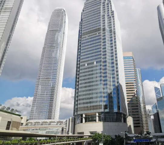 经济数据“真空期”，零售巨头财报上演“冰与火之歌”：沃尔玛稳、塔吉特跌、TJX火